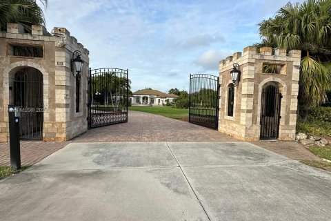 Villa ou maison à vendre à Naples, Floride: 5 chambres, 598.48 m2 № 1016069 - photo 1