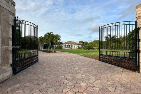 Villa ou maison à vendre à Naples, Floride: 5 chambres, 598.48 m2 № 1016069 - photo 3