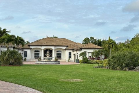 House in Naples, Florida 5 bedrooms, 598.48 sq.m. № 1016069 - photo 6