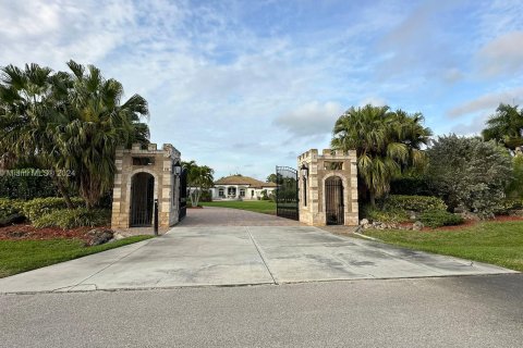 Villa ou maison à vendre à Naples, Floride: 5 chambres, 598.48 m2 № 1016069 - photo 4