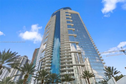 Condo in Miami, Florida, 2 bedrooms  № 1356895 - photo 1