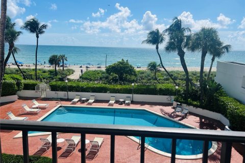 Condo in Miami Beach, Florida, 2 bedrooms  № 1356932 - photo 1