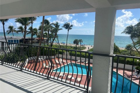 Condo in Miami Beach, Florida, 2 bedrooms  № 1356932 - photo 2