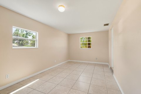 House in Vero Beach, Florida 3 bedrooms, 108.88 sq.m. № 1162953 - photo 8