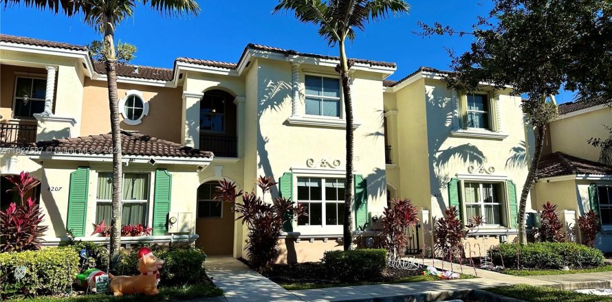 Townhouse in Homestead, Florida 3 bedrooms, 147.16 sq.m. № 1281728