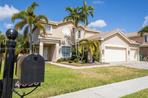 Villa ou maison à vendre à Miramar, Floride: 4 chambres, 233 m2 № 1154082 - photo 1