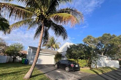 House in Sunrise, Florida 3 bedrooms, 148.64 sq.m. № 983493 - photo 1