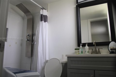 Condo in Sunrise, Florida, 2 bedrooms  № 1304853 - photo 16