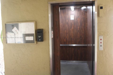 Condo in Sunrise, Florida, 2 bedrooms  № 1304853 - photo 25