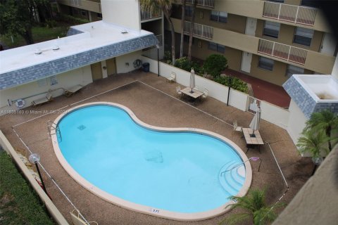 Condo in Sunrise, Florida, 2 bedrooms  № 1304853 - photo 1