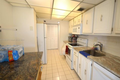 Condo in Lauderhill, Florida, 2 bedrooms  № 1304852 - photo 5