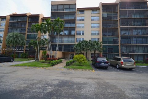 Condo in Lauderhill, Florida, 2 bedrooms  № 1304852 - photo 2