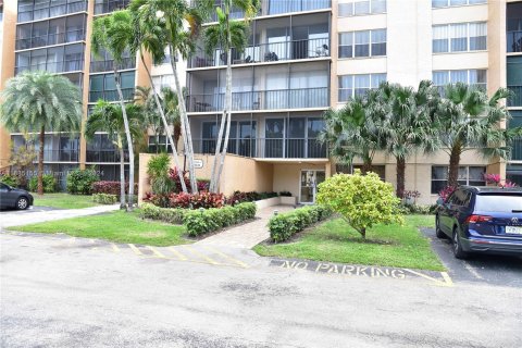 Condo in Lauderhill, Florida, 2 bedrooms  № 1304852 - photo 1