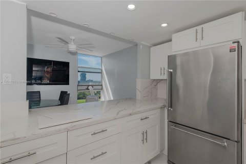 Condo in Aventura, Florida, 1 bedroom  № 1239401 - photo 12