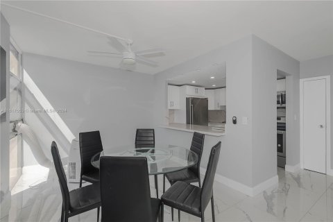 Condo in Aventura, Florida, 1 bedroom  № 1239401 - photo 8