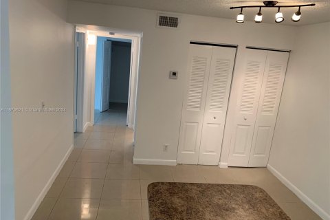 Condo in Plantation, Florida, 2 bedrooms  № 1410672 - photo 12