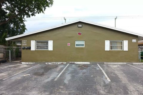 Commercial property in Tamarac, Florida 258.45 sq.m. № 1410724 - photo 1