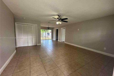 House in Palm Springs, Florida 4 bedrooms, 156.26 sq.m. № 1215377 - photo 4