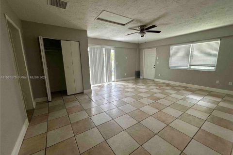 House in Palm Springs, Florida 4 bedrooms, 156.26 sq.m. № 1215377 - photo 10