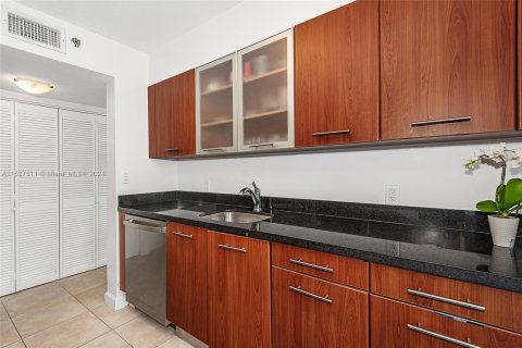 Condominio en venta en Miami, Florida, 1 dormitorio, 72 m2 № 993601 - foto 12