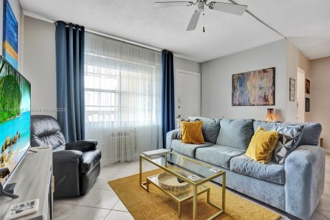 Condominio en venta en North Miami Beach, Florida, 1 dormitorio, 63.92 m2 № 868366 - foto 4