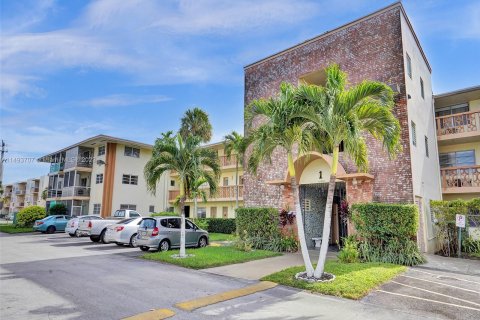 Condominio en venta en North Miami Beach, Florida, 1 dormitorio, 63.92 m2 № 868366 - foto 19