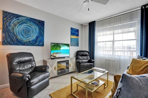 Condominio en venta en North Miami Beach, Florida, 1 dormitorio, 63.92 m2 № 868366 - foto 2