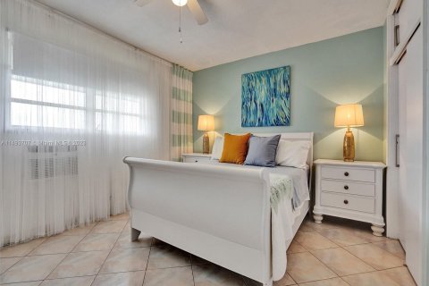 Condo in North Miami Beach, Florida, 1 bedroom  № 868366 - photo 12
