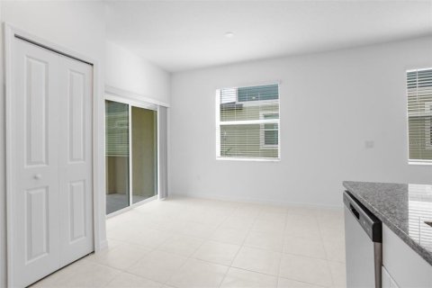 Townhouse in Land O' Lakes, Florida 2 bedrooms, 143.16 sq.m. № 1387049 - photo 13