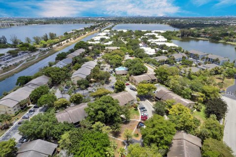 Copropriété à vendre à Oakland Park, Floride: 2 chambres, 106.84 m2 № 1224759 - photo 2