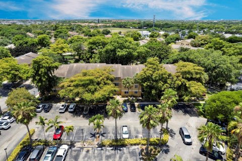 Condo in Oakland Park, Florida, 2 bedrooms  № 1224759 - photo 1