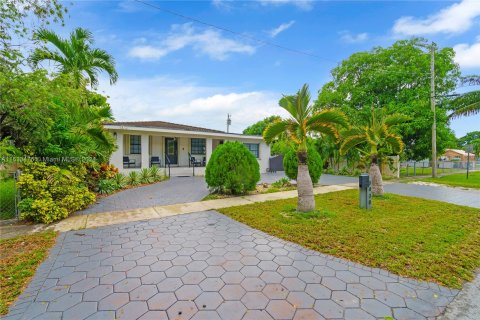 House in Hialeah, Florida 5 bedrooms, 211.45 sq.m. № 1293916 - photo 1