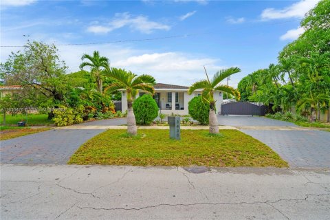 House in Hialeah, Florida 5 bedrooms, 211.45 sq.m. № 1293916 - photo 2