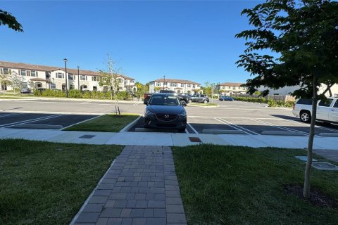 Townhouse in Cutler Bay, Florida 3 bedrooms, 124.02 sq.m. № 1134886 - photo 24