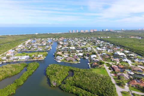 House in Hutchinson Island South, Florida 3 bedrooms, 147.25 sq.m. № 1168654 - photo 2