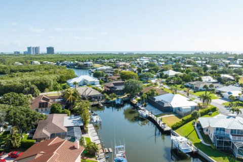 House in Hutchinson Island South, Florida 3 bedrooms, 147.25 sq.m. № 1168654 - photo 3