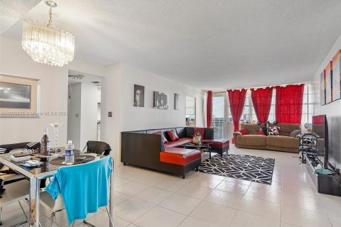 Condominio en venta en Sunny Isles Beach, Florida, 2 dormitorios, 118.45 m2 № 1215669 - foto 13