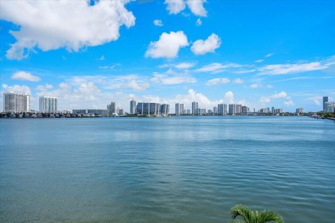 Condo in Sunny Isles Beach, Florida, 2 bedrooms  № 1215669 - photo 2