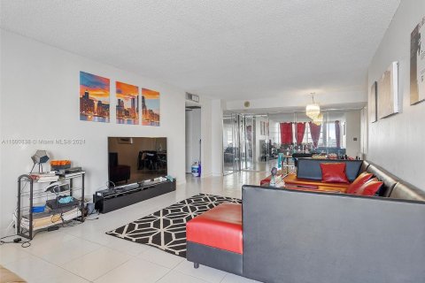 Condo in Sunny Isles Beach, Florida, 2 bedrooms  № 1215669 - photo 16