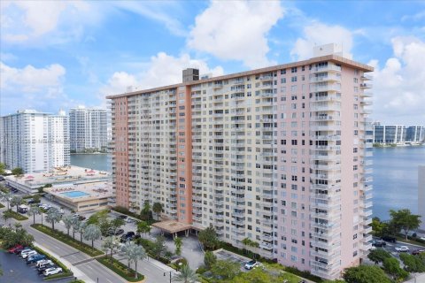 Condo in Sunny Isles Beach, Florida, 2 bedrooms  № 1215669 - photo 28