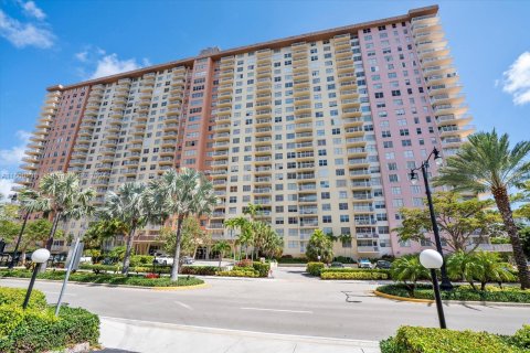 Condo in Sunny Isles Beach, Florida, 2 bedrooms  № 1215669 - photo 25