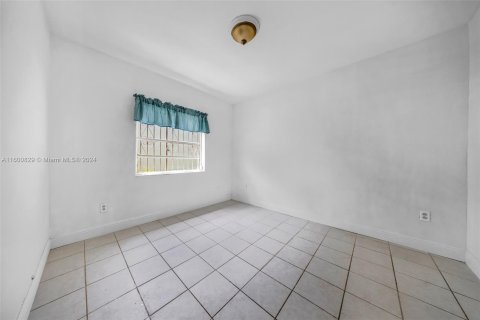 Commercial property in Miami, Florida № 1215666 - photo 12