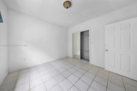 Commercial property in Miami, Florida № 1215666 - photo 11