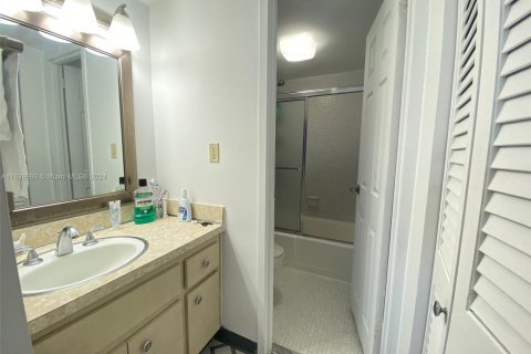 Condo in Miami Beach, Florida, 1 bedroom  № 1316614 - photo 13