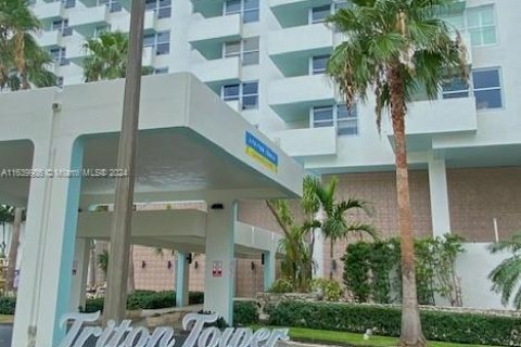 Condo in Miami Beach, Florida, 1 bedroom  № 1316614 - photo 2