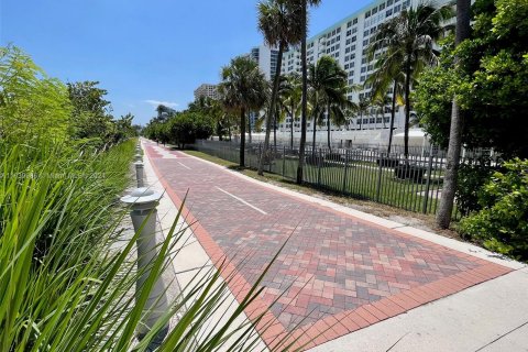 Condo in Miami Beach, Florida, 1 bedroom  № 1316614 - photo 19