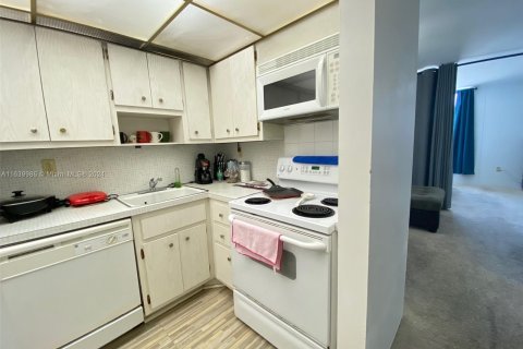 Condo in Miami Beach, Florida, 1 bedroom  № 1316614 - photo 12