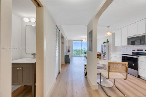 Condo in Miami Beach, Florida, 1 bedroom  № 1189193 - photo 25