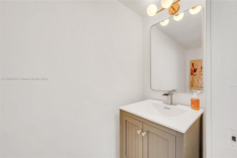 Condo in Miami Beach, Florida, 1 bedroom  № 1189193 - photo 26