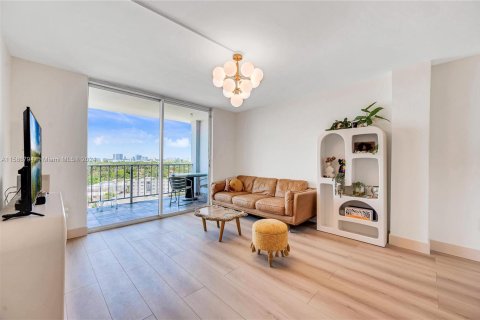 Condo in Miami Beach, Florida, 1 bedroom  № 1189193 - photo 22